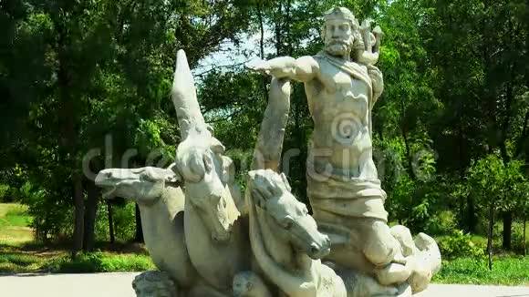 海王星在城市公园的雕塑视频的预览图