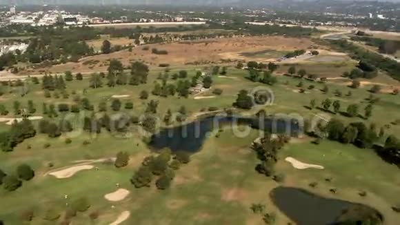 加州洛杉矶郊区高尔夫球场鸟瞰图视频的预览图