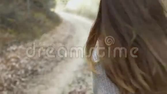 美丽的女孩走在秋天的森林里视频的预览图