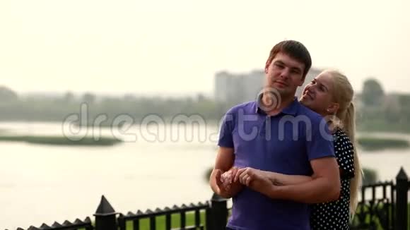 恋爱中的夫妻在户外玩享受亲密的浪漫时刻牵手亲吻大笑视频的预览图