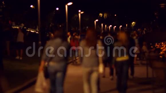 晚上人们沿着长廊散步4K30fpsPros视频的预览图