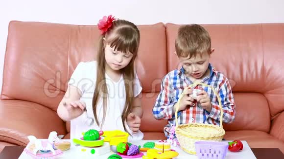 孩子们在沙发上玩耍唐氏综合症的女孩残疾人康复视频的预览图