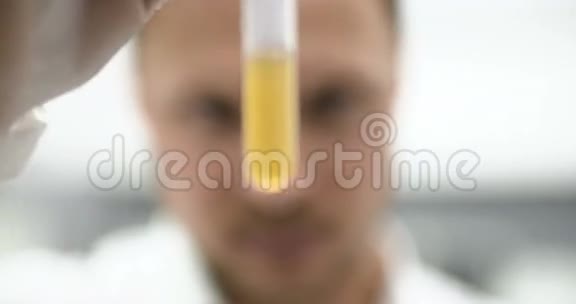 将化学物质加入混合面粉实验视频的预览图
