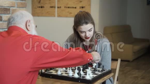 爷爷和孙女下棋视频的预览图