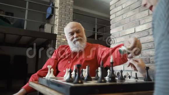 老人和孙女下棋视频的预览图