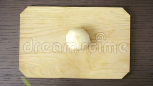女人在木桌上切蘑菇香匹尼翁视频的预览图