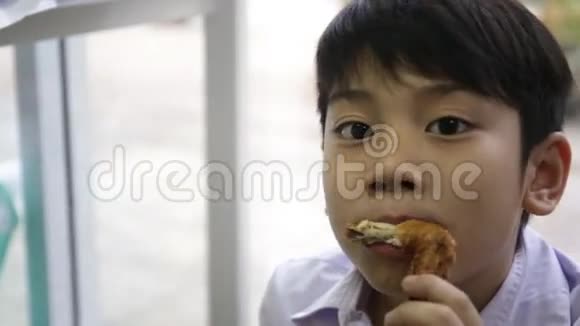 亚洲孩子吃鸡翅视频的预览图