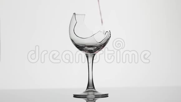 葡萄酒红酒倒在白色背景的碎酒杯里视频的预览图
