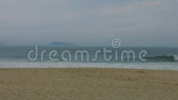 阴天时海滩的波浪视频的预览图