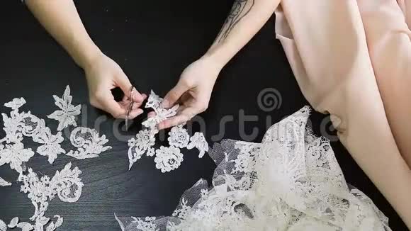 缝纫上景女裁缝剪刀剪婚纱的花边视频的预览图