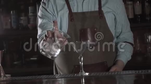 酒吧服务员准备鸡尾酒把皮娜科拉达倒进鸡尾酒杯关于服务饮料的概念视频的预览图