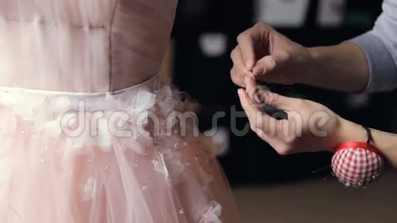 时尚设计师从花边缝一件婚纱视频的预览图