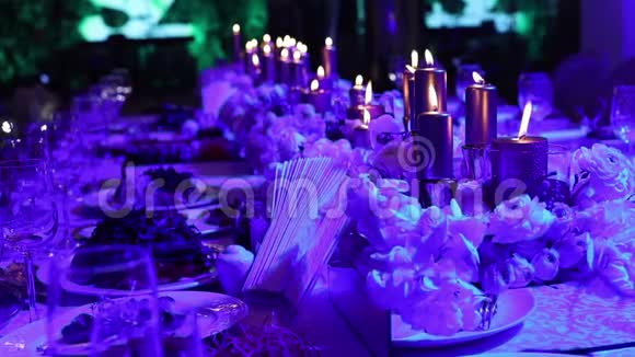 桌子上的装饰蜡烛桌子上的眼镜和圣诞蜡烛婚礼装饰品白蜡烛和蜡烛视频的预览图