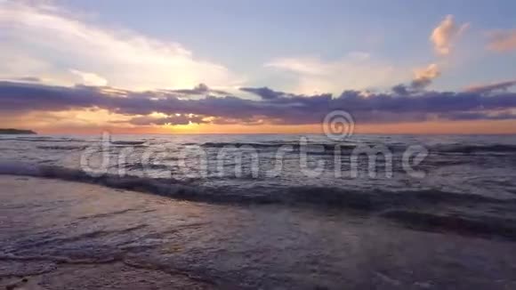 海洋日落在空旷的海滩上拍打海浪Stadicam视频的预览图
