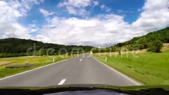 在克罗地亚某处的车景内进行丰富多彩的旅行视频的预览图