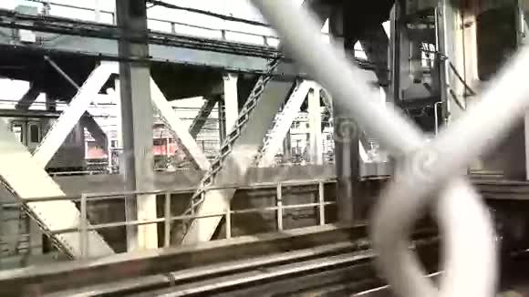 地铁列车通过纽约市大桥视频的预览图