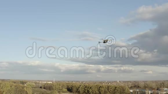 在户外飞行的无人机视频的预览图
