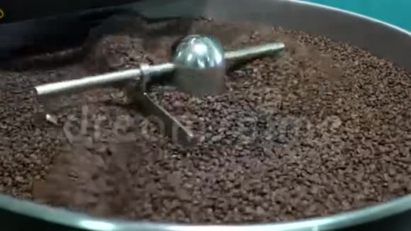 在咖啡炉里烤咖啡豆视频的预览图