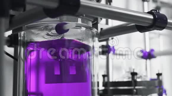 实验室实验中混合均匀化的化学过程医疗药房视频的预览图