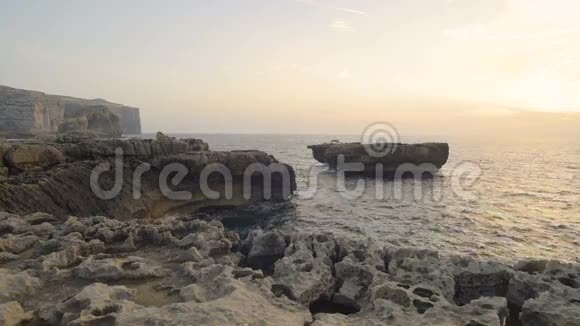 波浪撞击岩石海岸视频的预览图