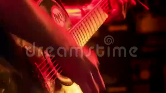 近距离吉他演奏吉他在夜间俱乐部轻闪视频的预览图
