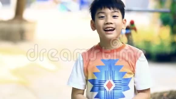 快乐的亚洲男孩与你的自我展示视频的预览图