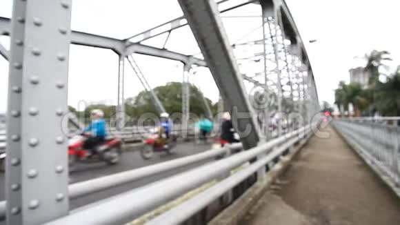 模糊的亚洲交通镜头城市交通街道混乱运动视频的预览图