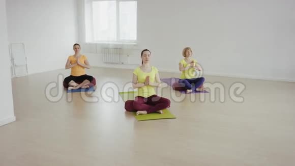 年轻女子在瑜伽训练中放松视频的预览图