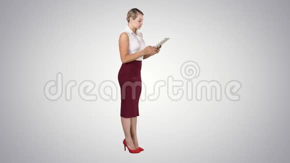 美丽的现代女性使用数字平板电脑梯度背景视频的预览图