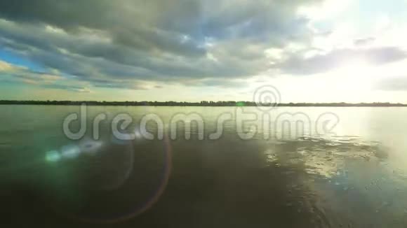 时间推移夏季伏尔加河和森林在遥远的河岸俄罗斯阿斯特拉罕视频的预览图