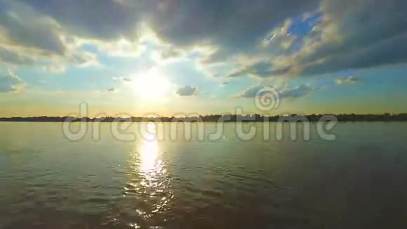 太阳下山了俄罗斯阿斯特拉罕附近的伏尔加河上日落时间推移视频的预览图