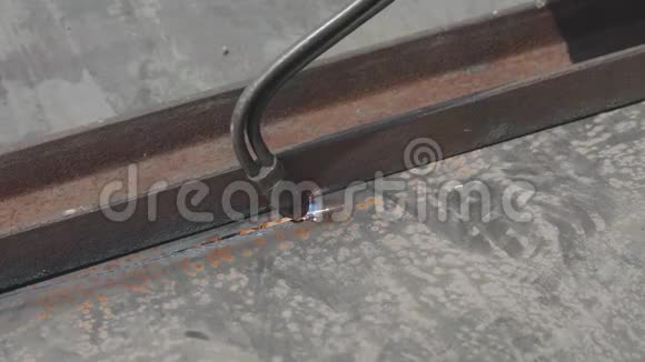 用气刀切割金属制品工人用气刀切割金属片切割金属特写视频的预览图