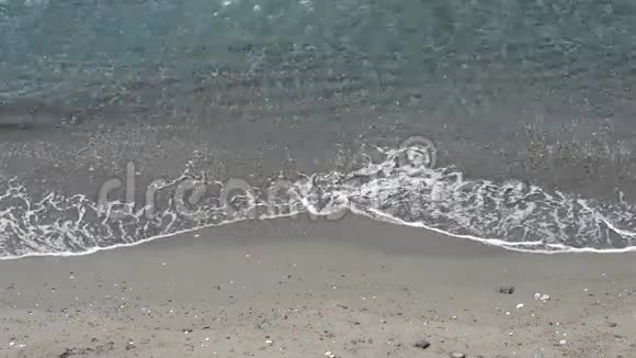 一波又一波的水晶水来到热带海滩视频的预览图