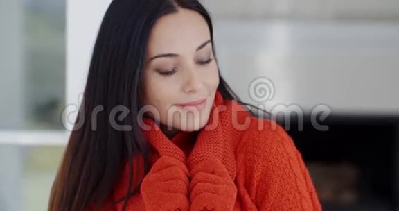 女人在温暖的冬日里拥抱视频的预览图