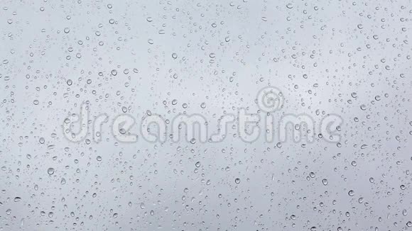 窗玻璃上的雨滴秋天的雨天视频的预览图