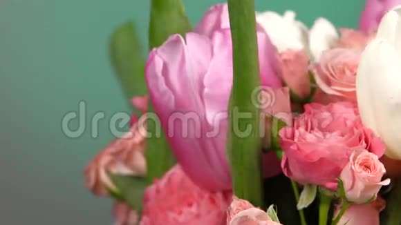 玫瑰和郁金香花束的侧面红的绿的旋转的近的视频的预览图