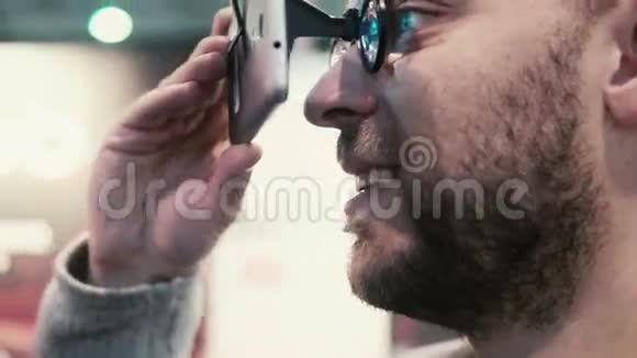 特写胡子的迷人男人使用虚拟现实眼镜视频的预览图