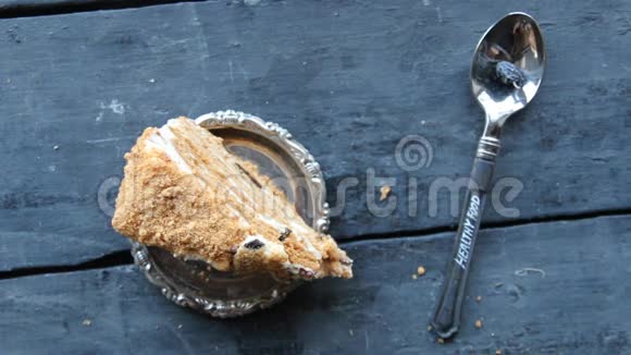 健康的食物概念在乡村木桌上放蛋糕和勺子视频的预览图