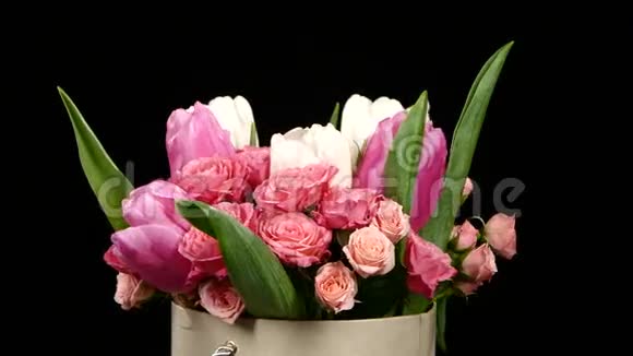 美丽的花束玫瑰和郁金香黑色旋转视频的预览图