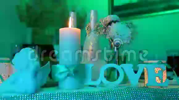 餐桌上的婚礼装饰视频的预览图