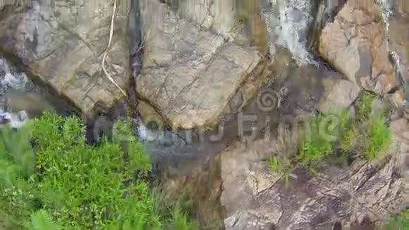 泰国美丽瀑布的慢动作空中视频视频的预览图