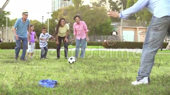 多代家庭足球慢动作镜头视频的预览图