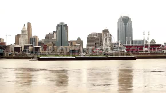 洪水泛滥的河流阻塞穿过俄亥俄州辛辛那提市中心视频的预览图