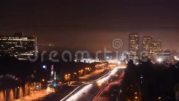 洛杉矶高速公路上的雾蔓延时间流逝视频的预览图