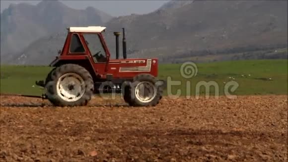 拖拉机为种植农作物而耕作视频的预览图