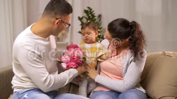 有女婴和鲜花的幸福家庭视频的预览图