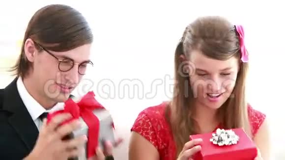 可爱的书呆子夫妇在白色背景视频的预览图