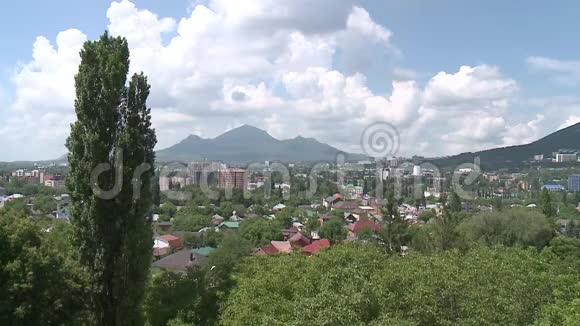 马舒克山和Pyatigorsk城的景色视频的预览图