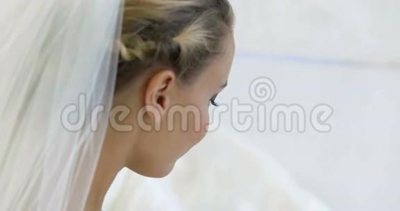 美丽的新娘自然地笑着视频的预览图
