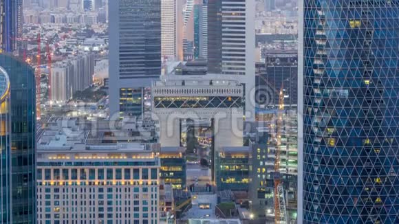 在迪拜阿联酋谢赫扎耶德路和DIFC的建筑物的天际线视图视频的预览图
